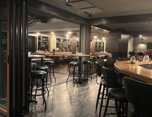 Restoran või mõni muu söögikoht majutusasutuses Auberge des Cantons