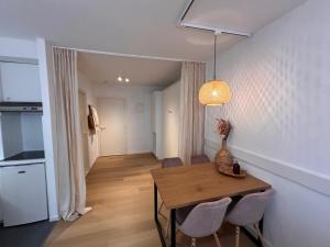 eine Küche und ein Esszimmer mit Tisch und Stühlen in der Unterkunft Sea Watch Studio in Ostende + 8 Fotos