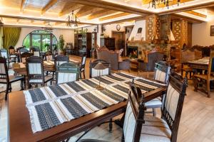 Casa Baciu Colacu餐厅或其他用餐的地方