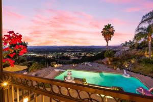 Bazen v nastanitvi oz. blizu nastanitve Sun&Star Studded Central Luxury with Hottub, Pool, Views