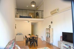 una sala de estar con mesa y sillas y un loft en Mijaus - Belgrano Duplex 4B, en Buenos Aires