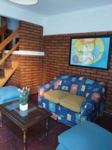 圣贝尔纳多Duplex en San Bernardo a dos cuadras de la playa的带沙发和桌子的客厅