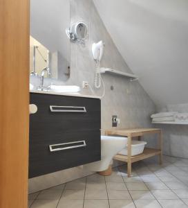 サン・ロレンツォ・ディ・セバートにあるMaurerhof Apartments Kronplatzの洗面台とトイレ付きのバスルーム