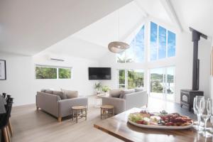 - un salon avec une assiette de fruits sur une table dans l'établissement Okere Lakehouse Retreat, à Okere Falls