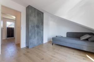 WodnicaにあるLuksusowe Domy Całoroczne Usteckie Perły by Manage Rentのソファと階段のあるリビングルーム