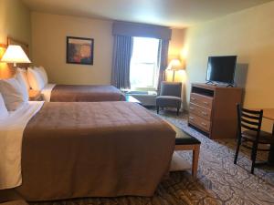 Postel nebo postele na pokoji v ubytování Aspen Suites Hotel Juneau
