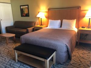 Postel nebo postele na pokoji v ubytování Aspen Suites Hotel Juneau