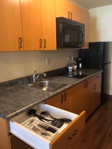 Kuchyň nebo kuchyňský kout v ubytování Aspen Suites Hotel Juneau