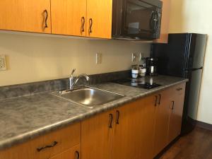 Kuchyň nebo kuchyňský kout v ubytování Aspen Suites Hotel Juneau