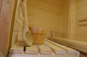 una sauna con un banco de madera y una paleta en Noclegi u Banysia w sercu Gór Świętokrzyskich, en Krajno Pierwsze