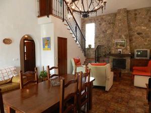 a living room with a table and a dining room at Casas Elena-Conil in Conil de la Frontera