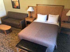Postel nebo postele na pokoji v ubytování Aspen Suites Hotel Juneau