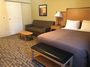 Postel nebo postele na pokoji v ubytování Aspen Suites Hotel Juneau