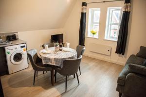 a kitchen and dining room with a table and chairs at Luxury 2 bedroom apartment in Bedford in Bedford +11 photos