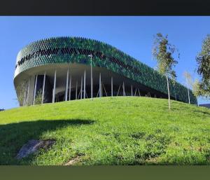 ein Gebäude auf einem grünen Hügel in der Unterkunft Habitacion en bilbao con Vistas in Bilbao + 6 Fotos