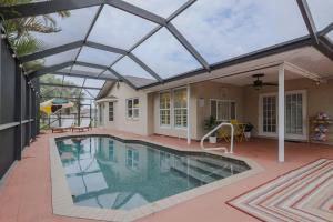 Πισίνα στο ή κοντά στο 10min to Charlotte Beach - Cozy 4bd - Pool - Games
