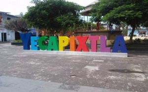 ein buntes Schild mit der Aufschrift „Zahle eine Miete“ in der Unterkunft Departamento con alberca in Tecolote