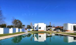 eine Wasserpfütze vor einem Gebäude in der Unterkunft Departamento con alberca in Tecolote