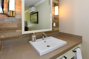 Ένα μπάνιο στο Beautiful and Modern Condo with Fairway Views at Silverado