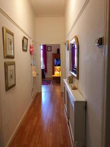 Una habitación con un pasillo con piso de madera dura. en Twin room close to Royal Troon free parking, en Irvine 8 fotos más