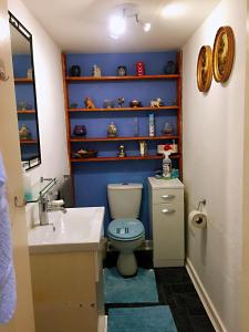 Un baño azul con inodoro y lavabo. en Twin room close to Royal Troon free parking, en Irvine
