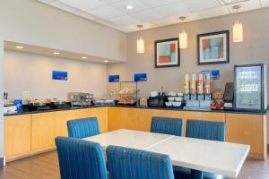 Příslušenství pro přípravu čaje a kávy v ubytování Best Western Hartford Hotel and Suites
