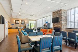 TV a/nebo společenská místnost v ubytování Best Western Hartford Hotel and Suites