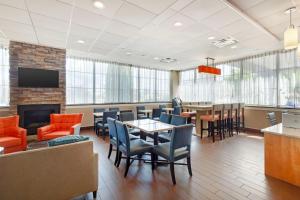Posezení v ubytování Best Western Hartford Hotel and Suites