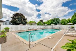 Bazén v ubytování Best Western Hartford Hotel and Suites nebo v jeho okolí