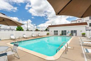 Bazén v ubytování Best Western Hartford Hotel and Suites nebo v jeho okolí