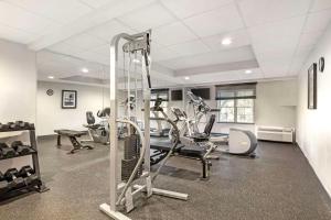 Fitness centrum a/nebo fitness zařízení v ubytování Best Western Hartford Hotel and Suites