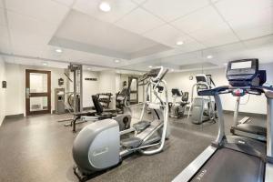 Fitness centrum a/nebo fitness zařízení v ubytování Best Western Hartford Hotel and Suites
