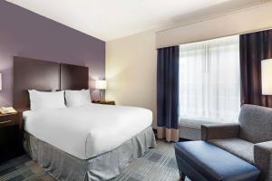 Postel nebo postele na pokoji v ubytování Best Western Hartford Hotel and Suites