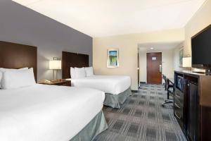 Postel nebo postele na pokoji v ubytování Best Western Hartford Hotel and Suites
