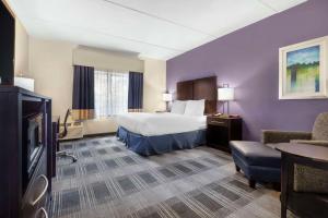 Postel nebo postele na pokoji v ubytování Best Western Hartford Hotel and Suites