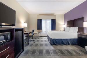 Postel nebo postele na pokoji v ubytování Best Western Hartford Hotel and Suites