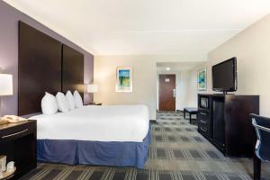 Postel nebo postele na pokoji v ubytování Best Western Hartford Hotel and Suites