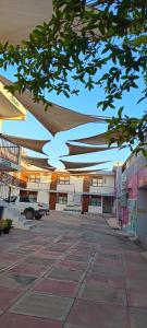 a view of a building with a parking lot at Hotel Avenida Ixmiquilpan in Ixmiquilpan