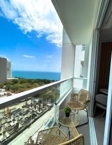 a balcony with chairs and a view of the ocean at Suite con excelente vista al mar in Santa Marta
