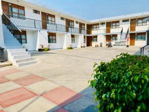 an empty courtyard of a building with a staircase at Hotel Avenida Ixmiquilpan in Ixmiquilpan