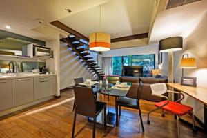 a kitchen and living room with a table and chairs at Las Suites Campos Eliseos in Mexico City