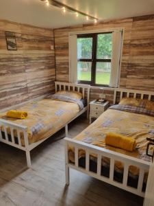 Postel nebo postele na pokoji v ubytování Log cabin with secure garden