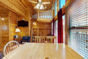 ein Esszimmer mit einem Holztisch und einem TV in der Unterkunft Ski Run Village 11 in South Lake Tahoe