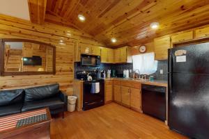 eine Küche mit einem schwarzen Kühlschrank in einer Hütte in der Unterkunft Ski Run Village 11 in South Lake Tahoe