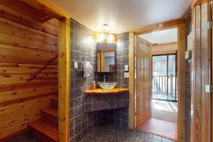 ein Badezimmer mit einer Steinmauer und einem Waschbecken in der Unterkunft Ski Run Village 11 in South Lake Tahoe + 16 Fotos
