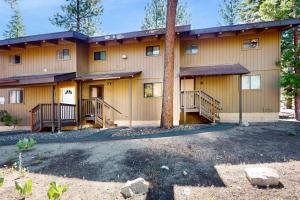 ein großes Gebäude mit einem Baum davor in der Unterkunft Ski Run Village 11 in South Lake Tahoe
