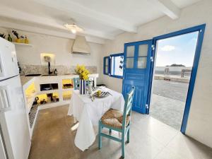 El PrisにあるLa Casa De Sandalioのキッチン(テーブル付)、青いドア