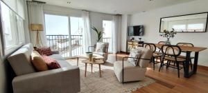 salon z kanapą, stołem i krzesłami w obiekcie Puerto Banus Beach w Marbelli