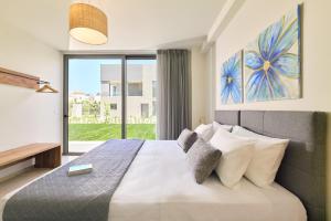 Ένα ή περισσότερα κρεβάτια σε δωμάτιο στο Beach Sand Villas - Beachfront Roof Pool Seaviews +72 φωτογραφίες