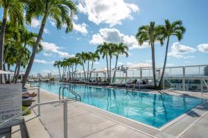 Πισίνα στο ή κοντά στο 1 Hotel 1 Bedroom 1 and Half Bathroom Beachfront Residence With Balcony